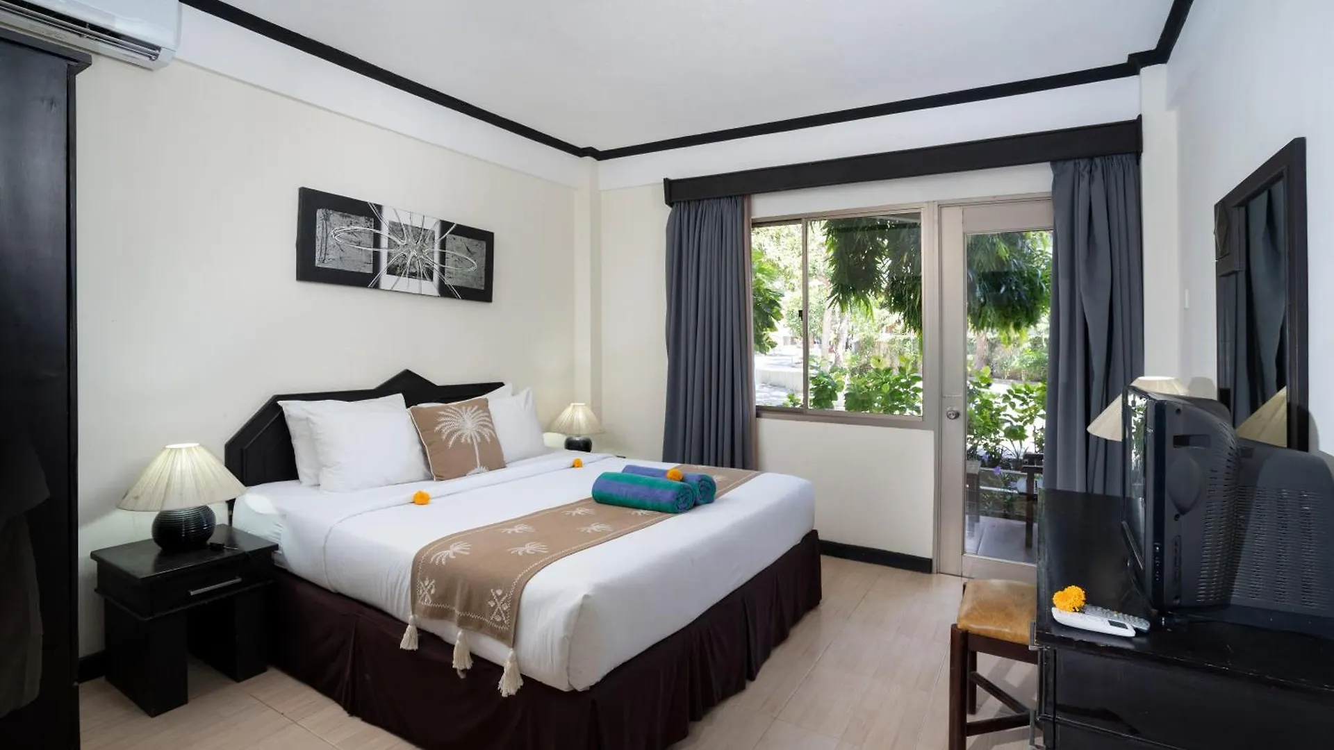 Beach Apartment Inside Resort Walking Distance To The Beach location